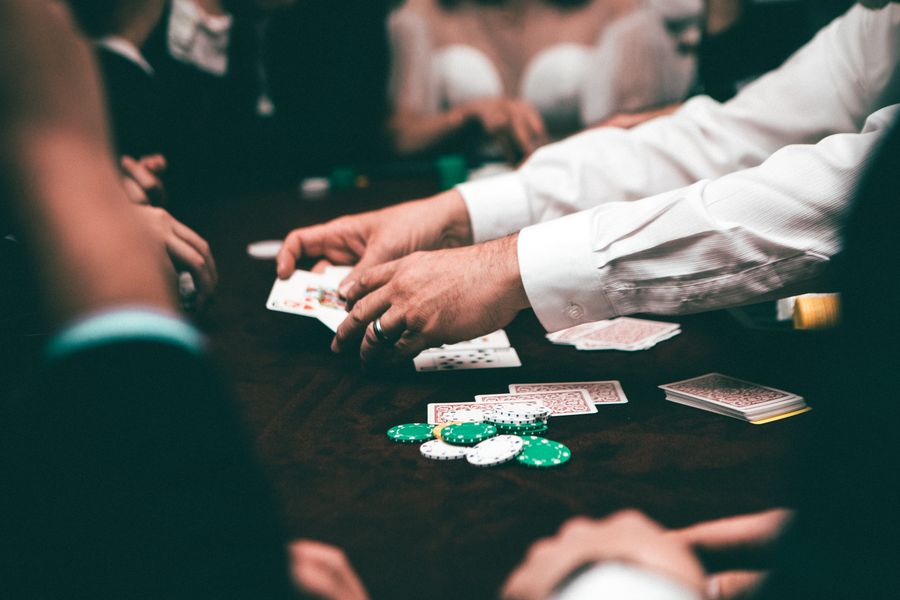 Tumpukan chip dan kartu poker di atas meja permainan