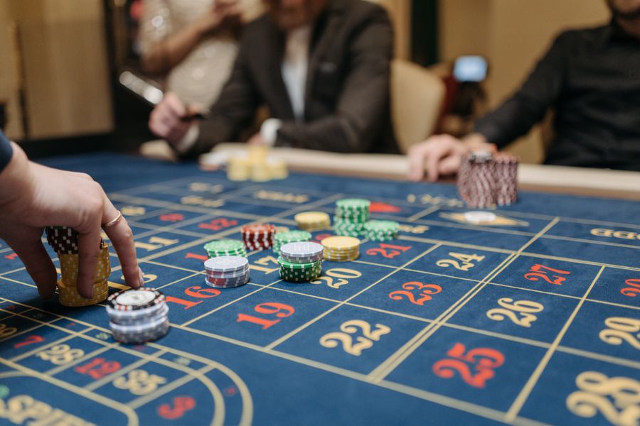 Chip kasino diletakkan di atas meja rolet