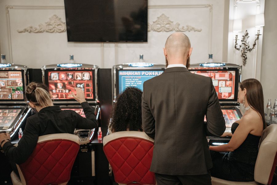 Pemain menekan tombol spin di mesin slot